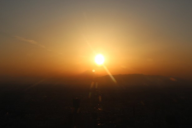 富士山に陽が落ちる……感動の瞬間