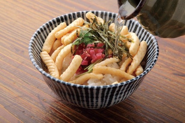 伍味酉 本店のかっぱえびせん白しょうゆ茶漬け（￥451）。意外な相性のよさに驚かされる！