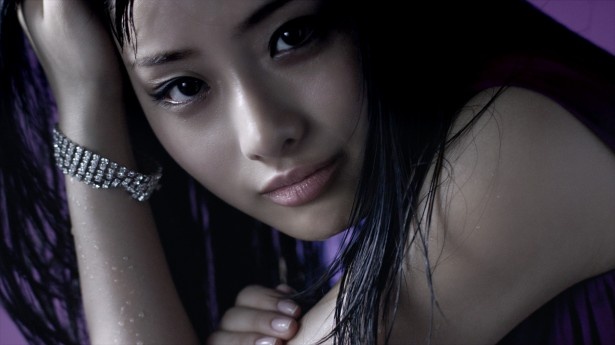 パープルの女、石原ひとみ