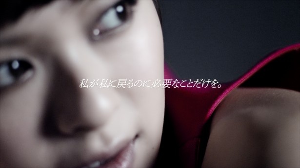 大人の表情をみせる榮倉奈々