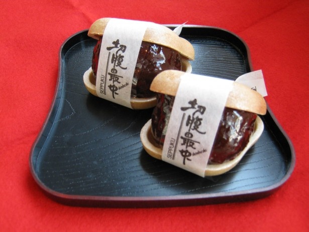 牛皮入りのあんが溢れんばかりの新正堂の看板商品「切腹最中」