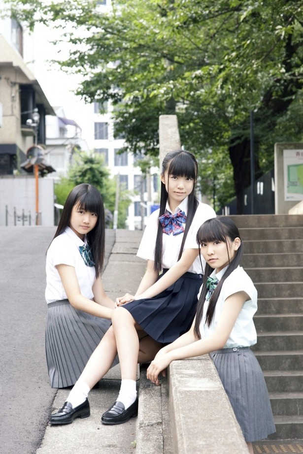 エイベックス「iDOL Street」レーベルの第2弾アイドルグループ「Cheeky Parade」の左から、島崎莉乃さん、溝呂木世蘭さん、渡辺亜紗美さん
