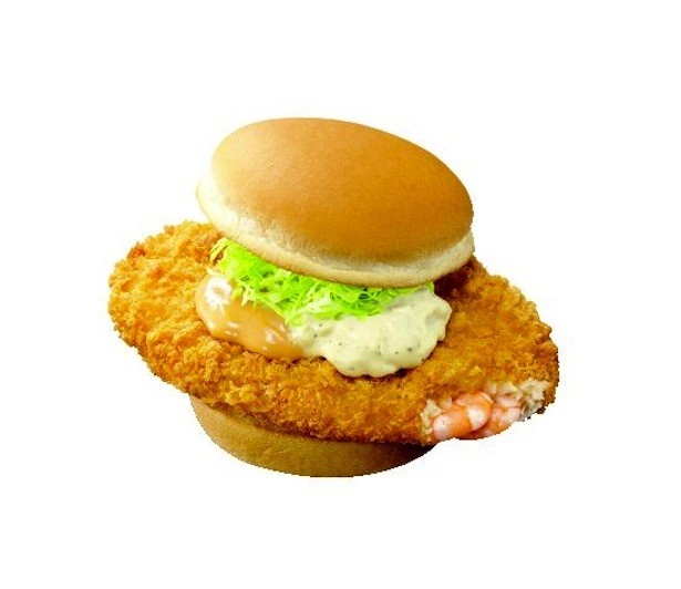 【写真を見る】もはやわらじサイズ?!「はみだしエビカツバーガー」