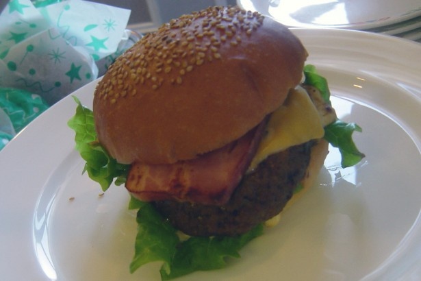 地元食材を使った春メニューも登場！写真は「厚切りベーコンバーガー」