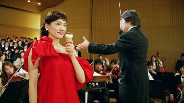 綾瀬はるかの肩出し赤いドレスに、共演オーケストラ190名がうっとり!?