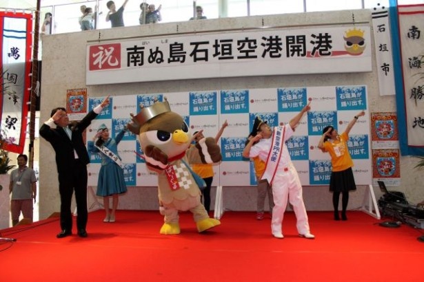 【写真を見る】島民と軽快なダンスを披露した岡村など任命式の様子はコチラ