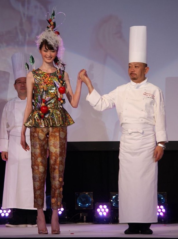 松島義典さん監修。リンゴが華やかに衣装を彩っている