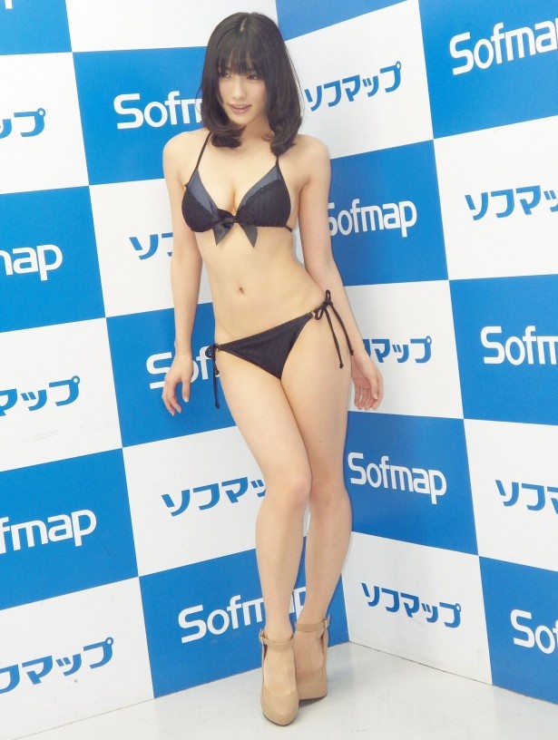 Fカップ美乳グラドル・今野杏南がランジェリー風のセクシー衣装を披露！