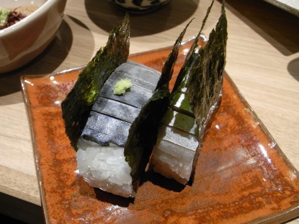 鯖寿司(680円)。優しい酢加減でしめた新鮮で肉厚の鯖がのる