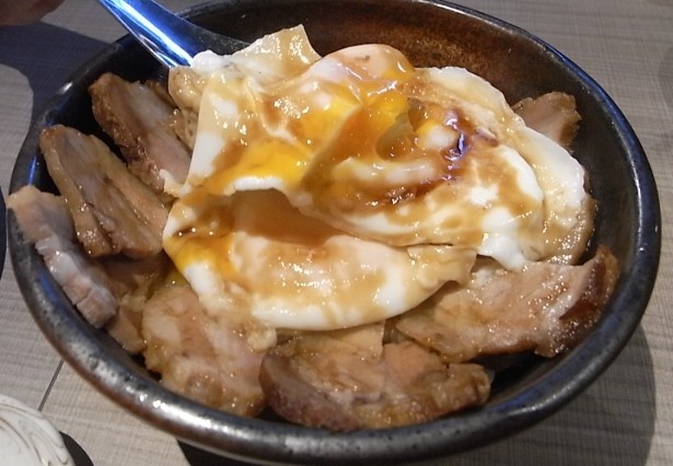 半熟目玉焼きに甘辛い焼豚が絶妙な今治のご当地グルメ「焼豚たまご飯」680円