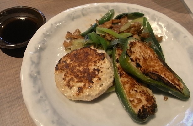 今治名物の肉詰めと今治ヤキトリの食べ比べができる「今治セット」