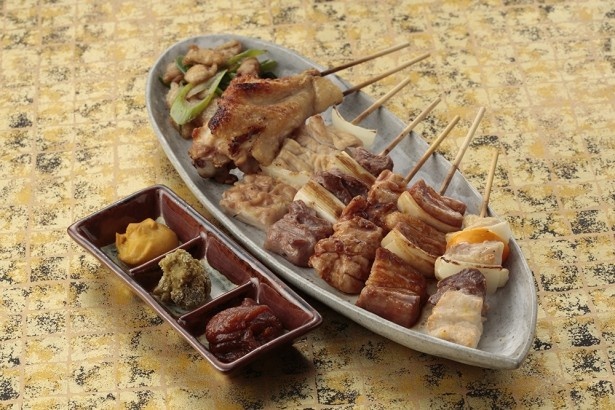 【写真を見る】7大ヤキトリが食べ比べできる「ご当地食べ比べセット」