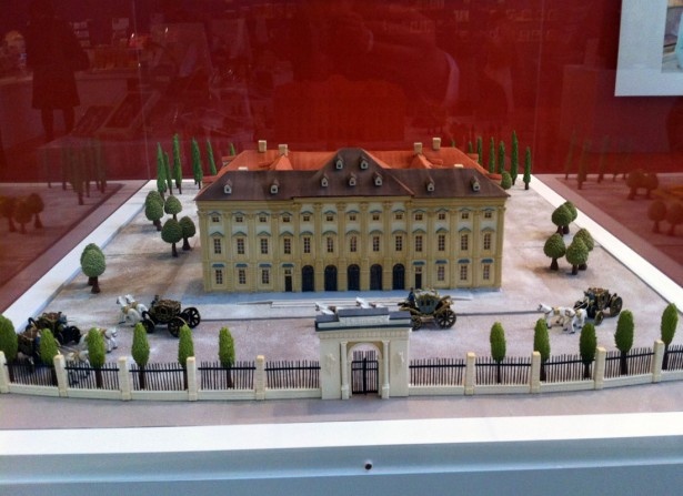 ミュージアムショップにはお菓子の宮殿が飾られている。モデルはウィーン郊外にあるリヒテンシュタイン家の「夏の離宮」。