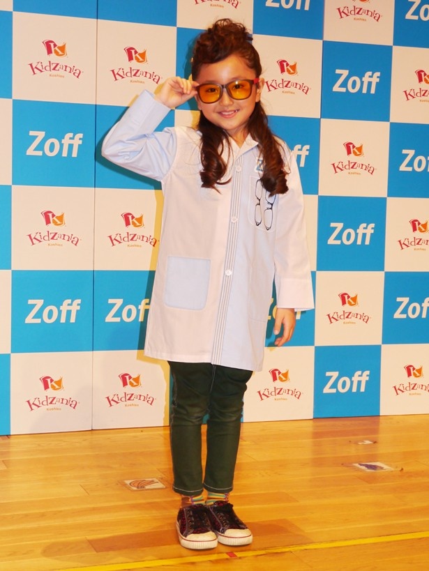 Zoff「メガネショップ」パビリオンの記念すべき職業体験第1号として登場した人気子役の谷 花音ちゃん