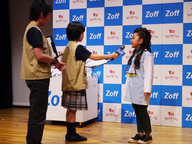 イベント終了後の囲み取材では、こども記者たちによるインタビューも。