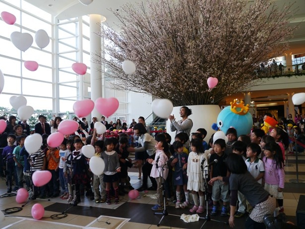 西畠清順氏ほか、地元の西宮公同幼稚園の園児約60名と一緒に盛大に行われたオープニングセレモニー