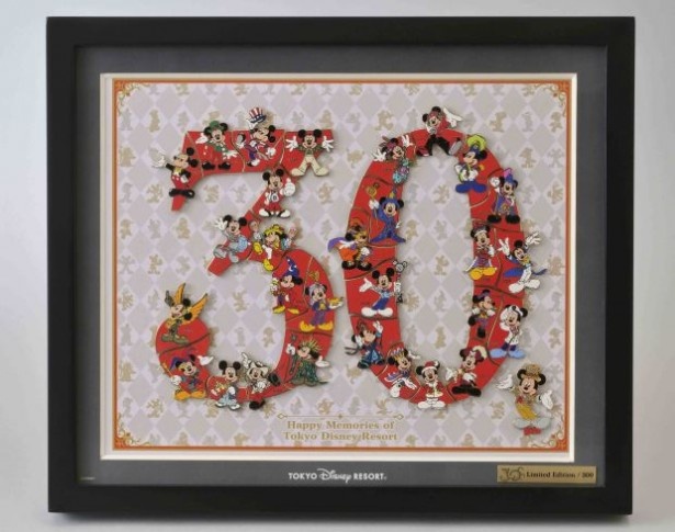 華やかなコスチューム姿のミッキーがデザインされている「30周年 スペシャルピンセット(フレーム付き)」(3万円)