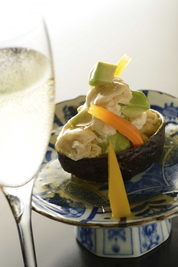 【写真を見る】お酒を引き立てる豪華料理も充実