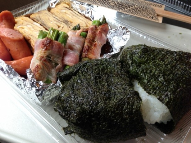 東京へ向かう新幹線の中にて。おにぎり弁当持参！