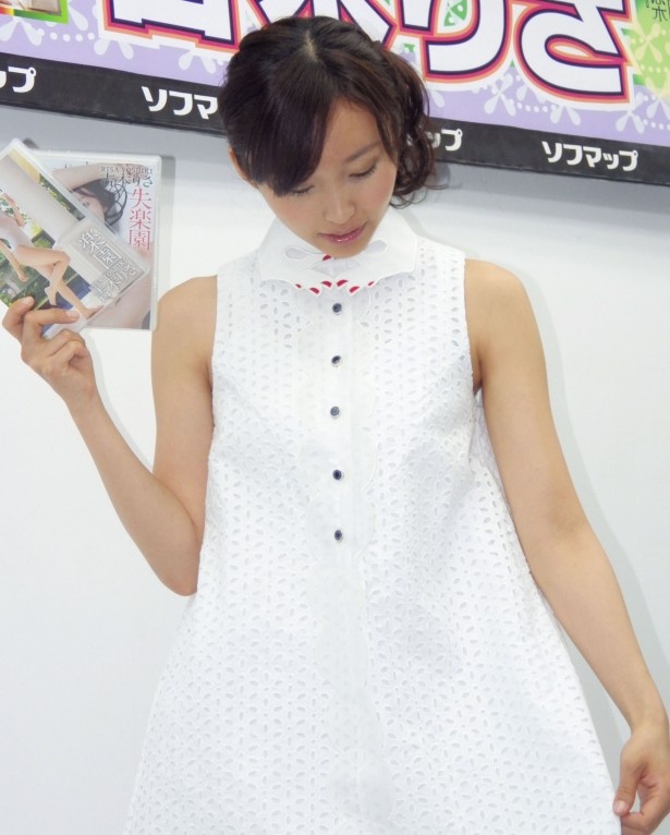 ドットは水玉ではなくて、細かな刺繍の花柄なんです