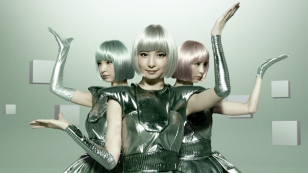 AKB48篠田麻里子が、3色の近未来風ボブヘアで新ユニットを結成!?