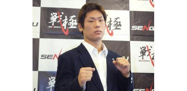 記者会見でも堂々とファイティングポーズ