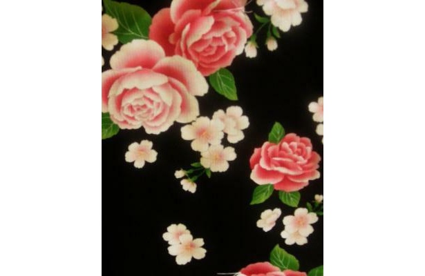 黒でしめた甘すぎないゆかたは、華やかさが特徴(1万8900円)