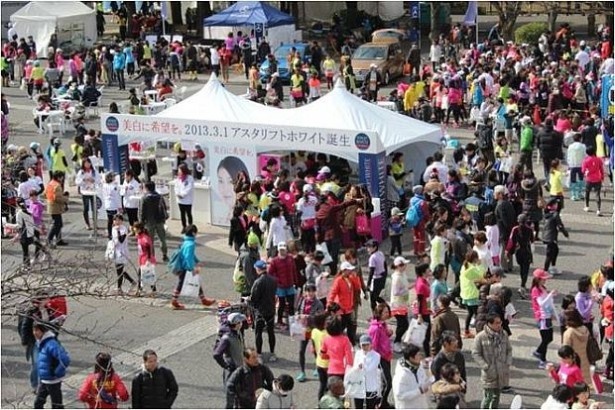 3月3日に実施された「渋谷表参道Women's Run」の会場にて。富士フイルムは「アスタリフトホワイトブース」を出展した