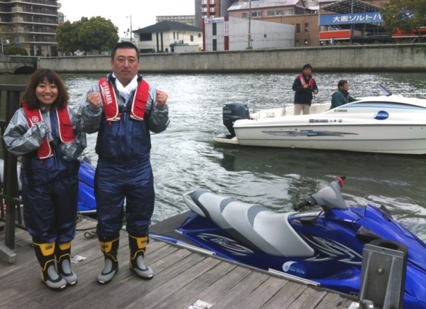 出発前の編集部・若林と座親