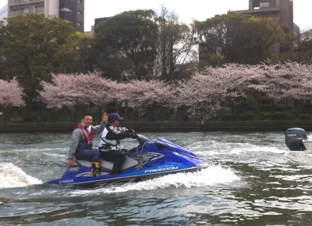 桜をバックに思わずにっこり！