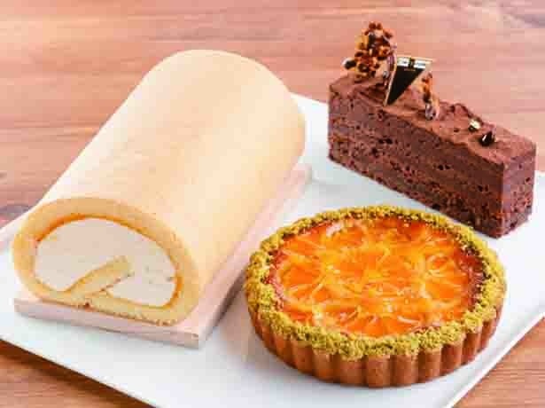 左から時計回りに、「一夜城ロール」（1500円）、「プリュミエ ショコラ」（490円）、「早川みかんタルト」（700円）/一夜城 Yoroizuka Farm