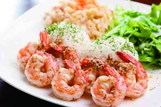ニンニクの香りが食欲をそそる、エビが主役のプレート。「ガーリックシュリンプ」（1180円）/Da Cafe あざみ野本店