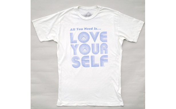 ユーズド風デザインの「Love Yourself Tシャツ」（8400円）