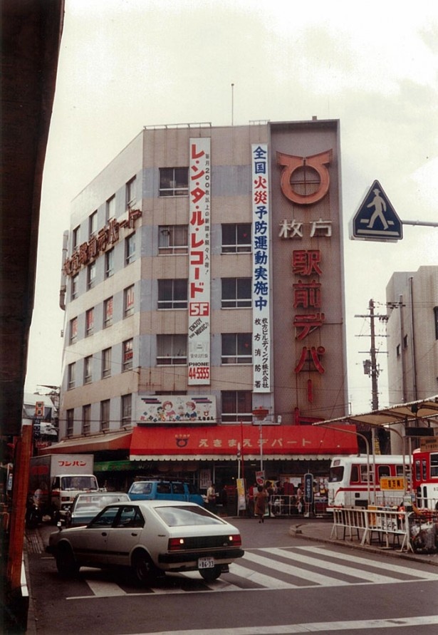 TSUTAYAは1982年に開店した枚方駅前デパート5Fの貸しレコ屋「LOFT」が創業の起源