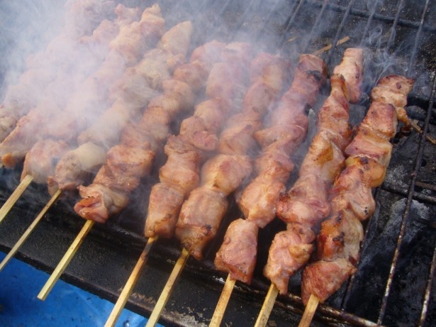 【写真を見る】ジューシーな肉汁が滴る五浦ハムの「ハム焼き」