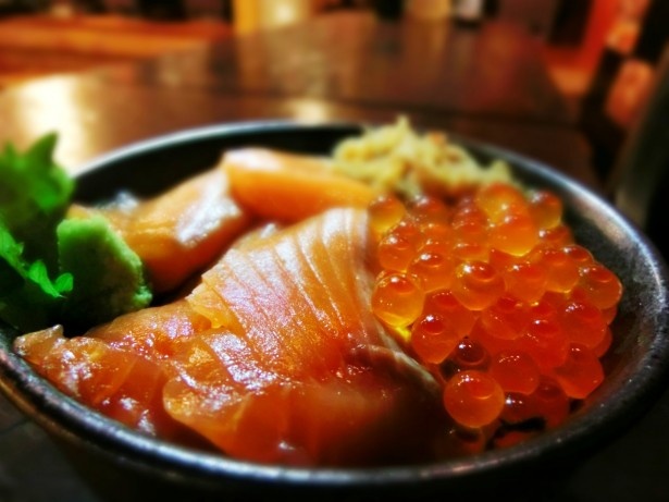 北海道ご当地グルメから「幻の鮭児！北海敷詰丼 」(2000円)