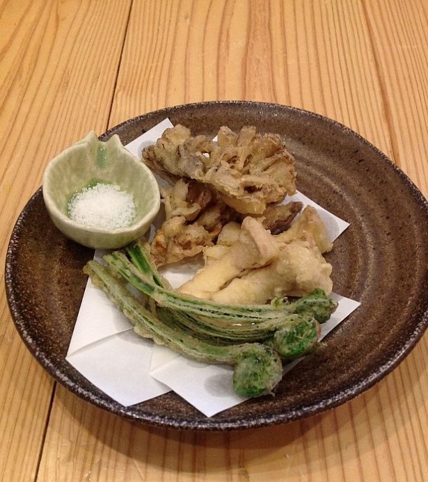 中目黒「はな豆」の「菌活 山菜ときのこの天ぷら」