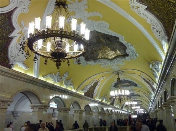 【写真を見る】モスクワの都市の深部に広がる、まばゆい地下宮殿「コムソモーリスカヤ駅」