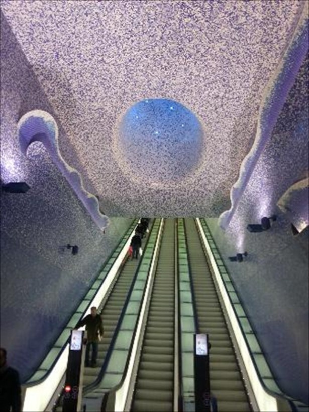 ふんわり輝く宇宙空間に包まれて。ナポリの「トレド駅」