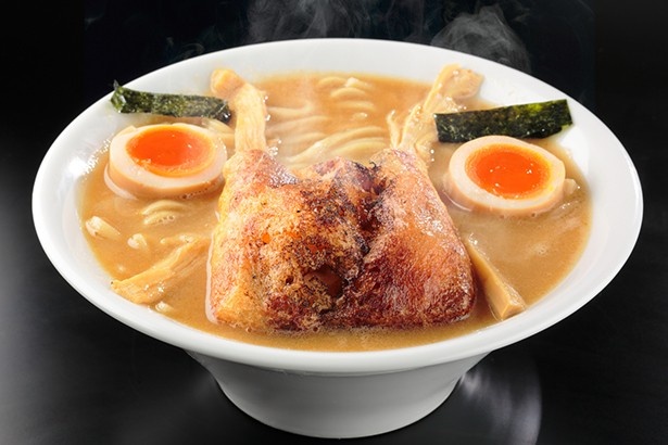 【写真を見る】パンティをめくると出てくる特大サイズの“おいなりさん”はこちら！