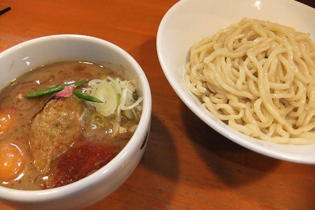「ラーメンにっこう」の「華麗に変身！痺れるおいなりつけ麺」(900円)