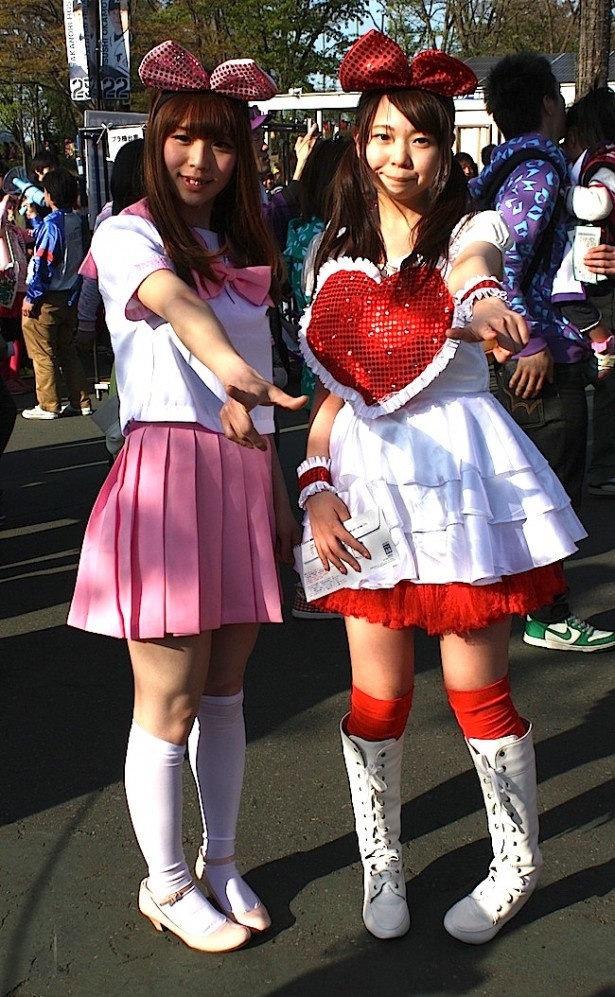 開場前にももクロのコスプレファンを直撃！左はるちゃん、右ママパパさん
