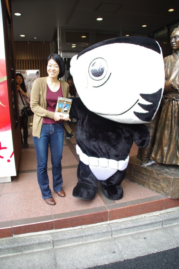 今最も旬な人気作家“有川浩”も推薦する高知県のシュールなご当地キャラ「カツオ人間」の魅力とは？