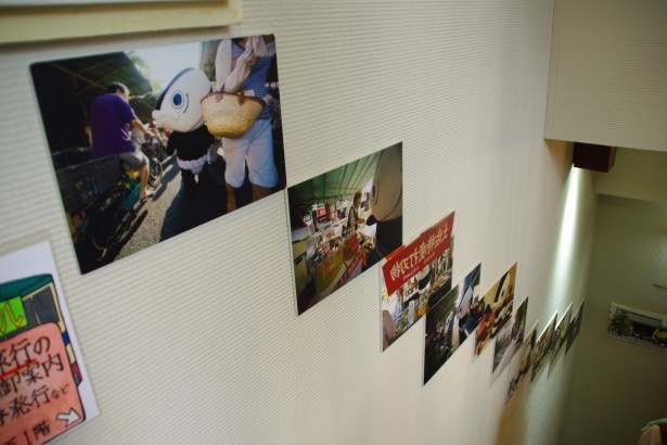地下階段には写真集掲載のキュートなカツオ人間写真パネルが展示