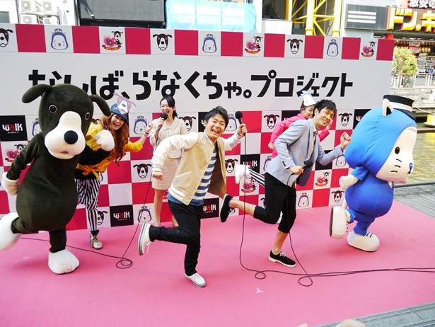 ロザンとイメージキャラクター・なんばワン、にゃんばろうが仲良く登場！写真は左からなんばワン、ロザン・菅、宇治原、にゃんばろう