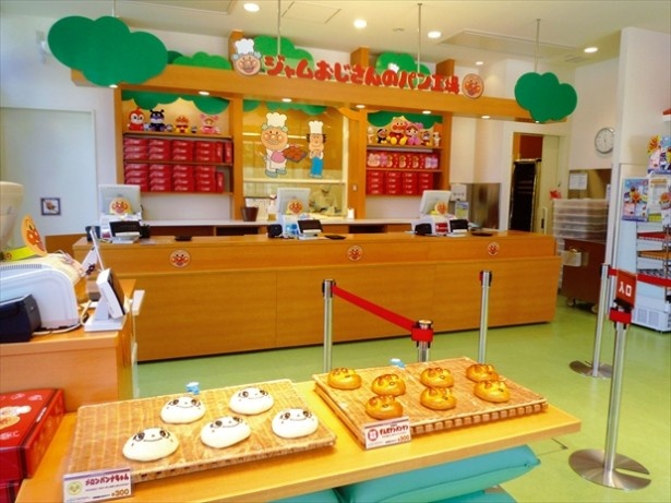 ベーカリーショップ「ジャムおじさんのパン工場」横浜店の店内の様子