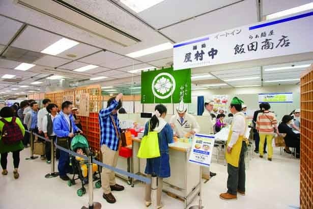 「飯田商店」「中村屋」には、開始5分で早くも30人以上の行列が