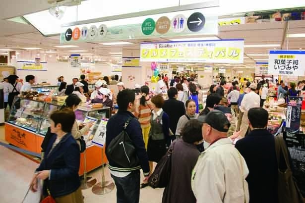 会場は平日とは思えないほどの盛況ぶり