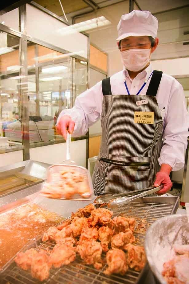目前で調理風景を楽しめるのも物産展の魅力。作りたてを味わおう！　写真は「鳥仲商店」