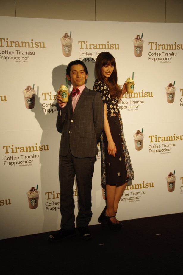 ファッションショーにゲスト出演した岡田義徳とヨンア